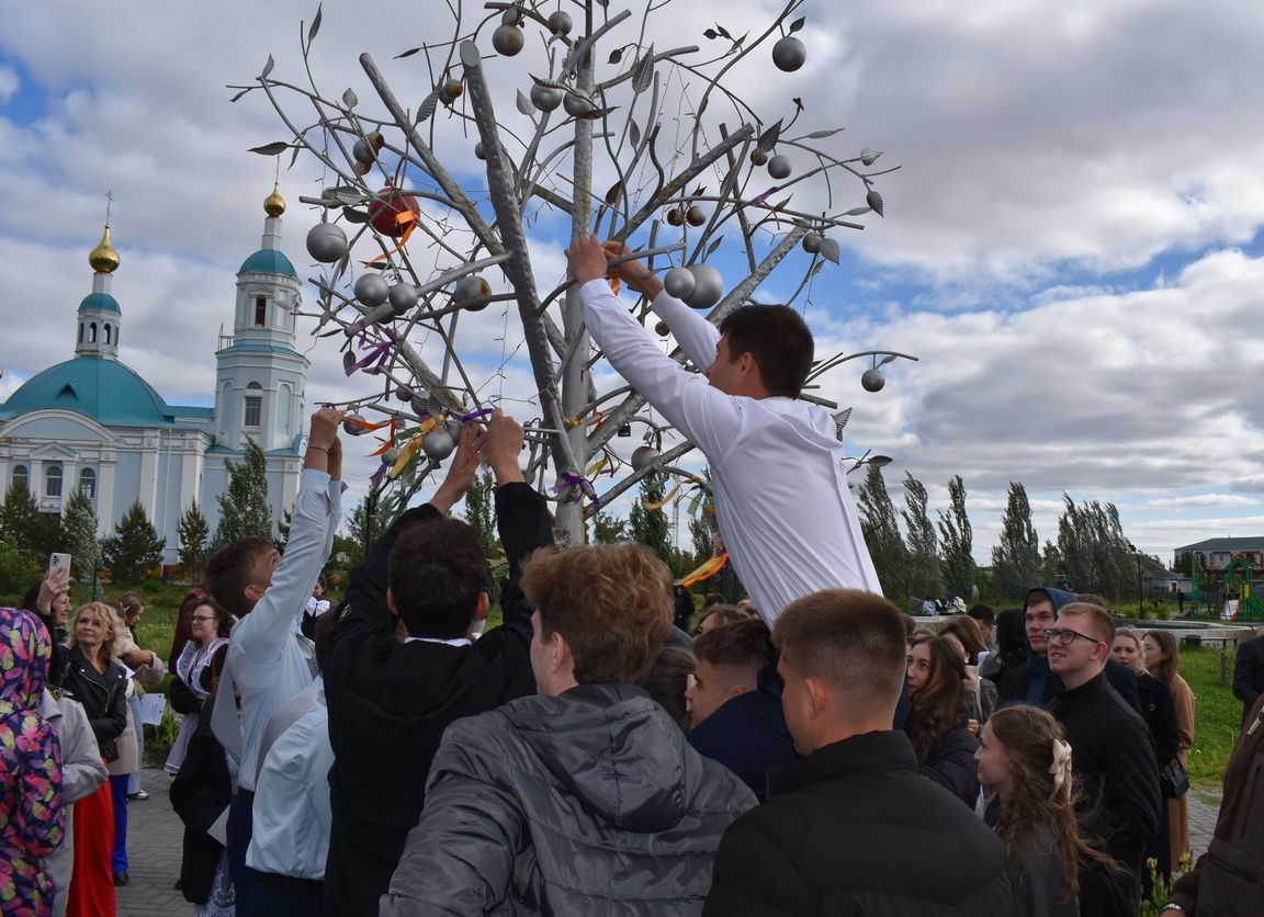 Для выпускников школ Одесского района прозвучал  последний звонок 