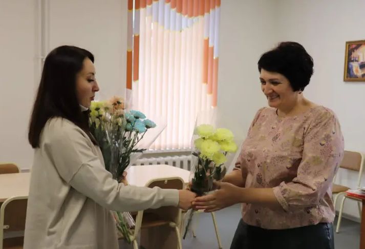 Педагоги Одесской детской школы искусств сегодня получили букеты разноцветных хризантем