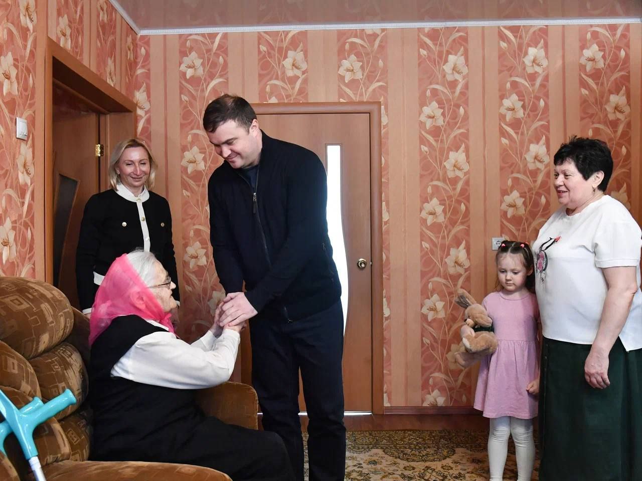 Губернатор вручил юбилейные медали исилькульским ветеранам