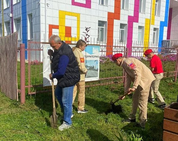 Юнармейцы Одесского района в память о бойцах высадили яблони