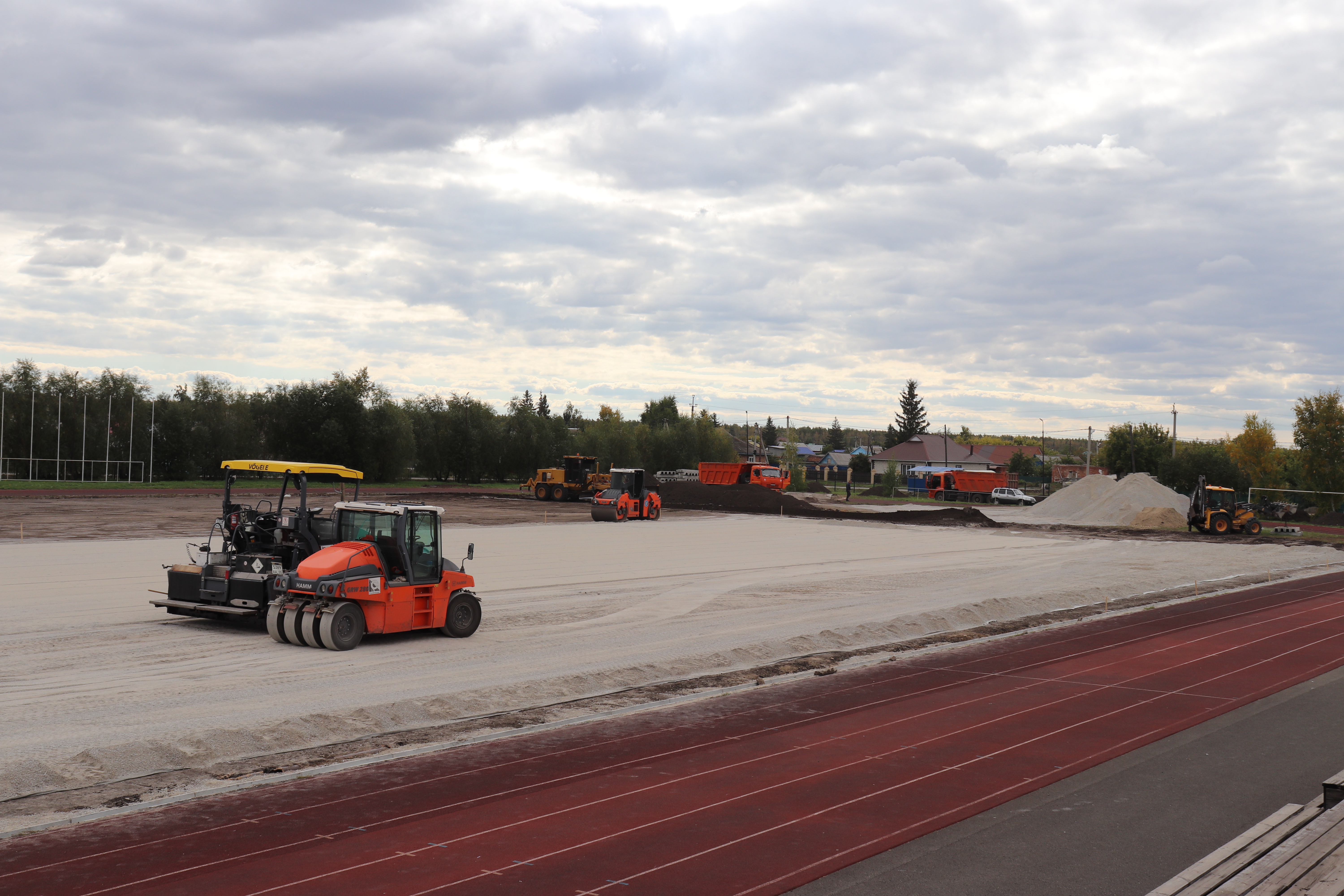 На стадионе в Одесском идёт подготовка основания для футбольного поля