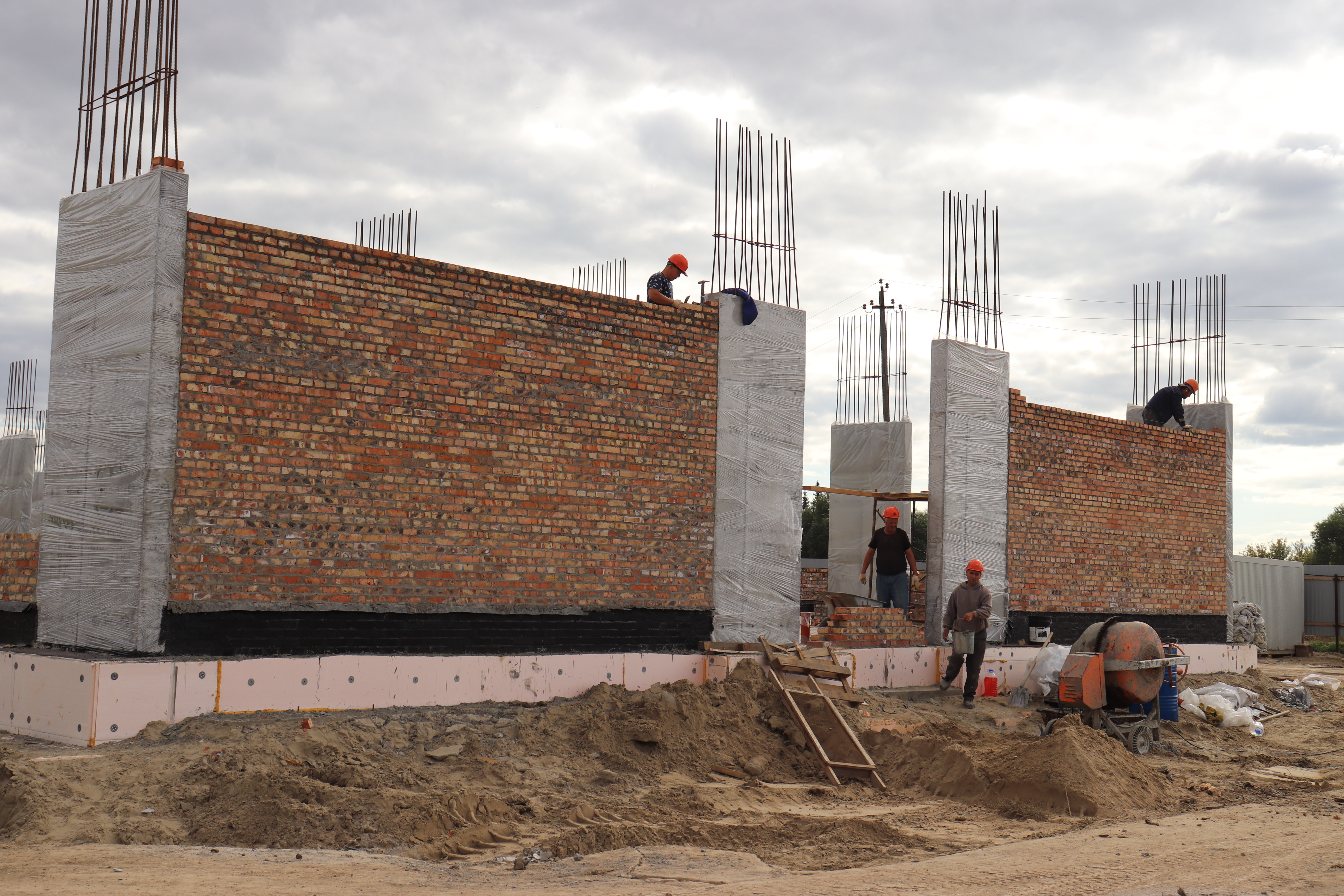 На одном из крыльев школы уже начали кирпичную кладку