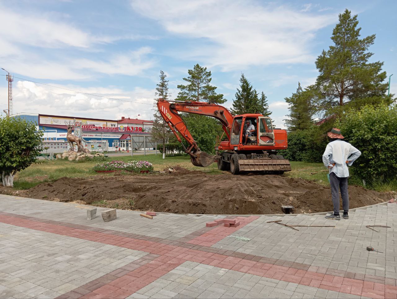 Площадь возле районного Дома культуры в Одесском благоустраивается