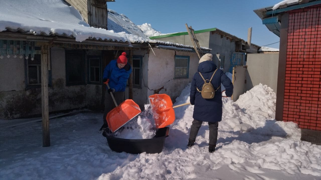 Очистили дворы от снега