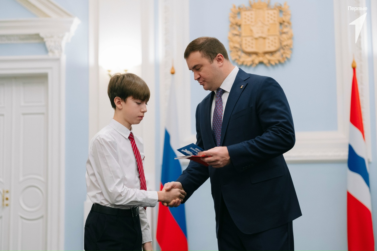 Губернатор Омской области вручил паспорта юным одесситам