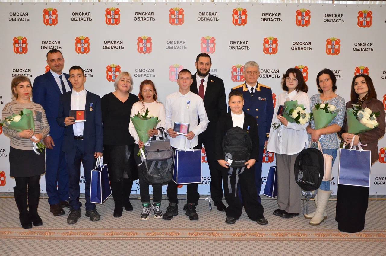 Виталий Хоценко вручил медали юным омичам за героические поступки